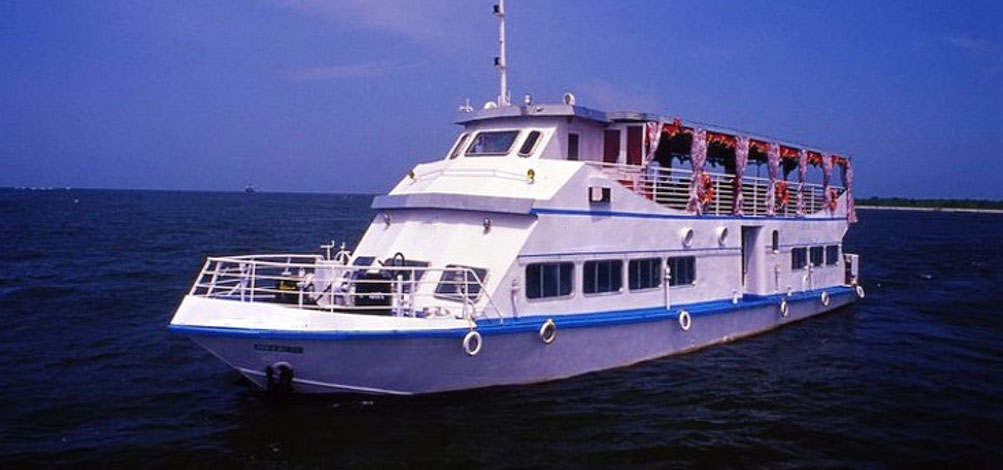 cruise boat at cochin